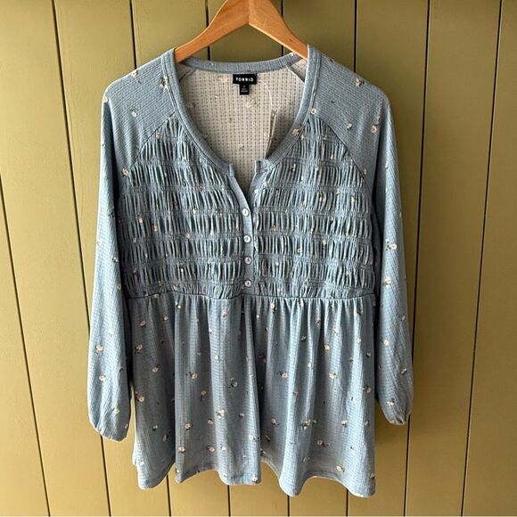 NWT Torrid Smocked Henley Babydoll Top in Mia Ditsy Floral Mountain Spring-Large - Picture 3 of 6